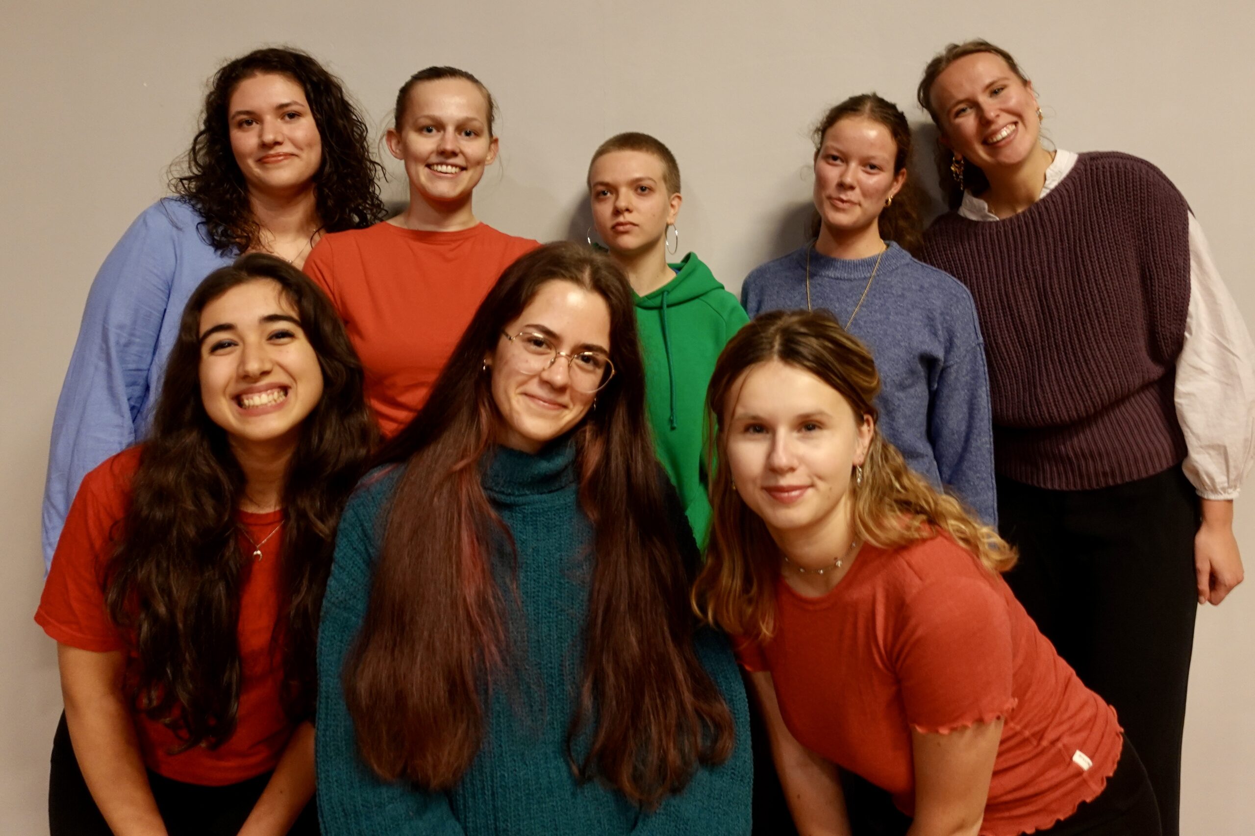 Groepsfoto van de mezzosopranen van Popkoor EPIC